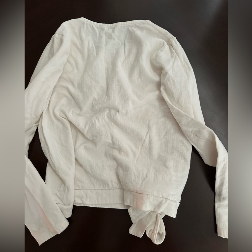 White long sleeve tee w wrap / bow